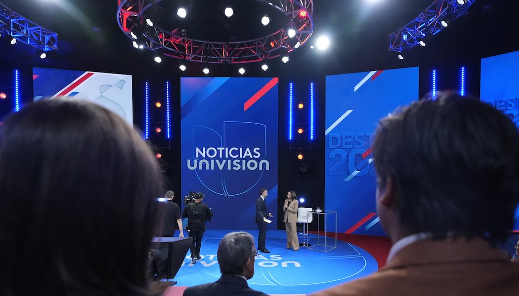 Miembros del público escuchan durante una audiencia pública con la candidata presidencial demócrata y vicepresidenta Kamala Harris organizado por Noticias Univision, el 10 de octubre, en la Universidad de Nevada Las Vegas. (AP)