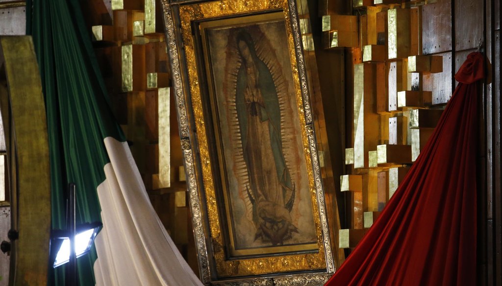 La imagen de la Virgen de Guadalupe cuelga en la Basílica en su nombre en la Ciudad de México, el sábado 13 de febrero de 2016. (AP)