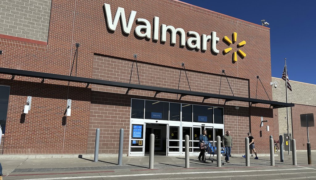 Compradores salen de una tienda Walmart el miércoles 21 de febrero de 2024, en Englewood, Colorado. (AP)