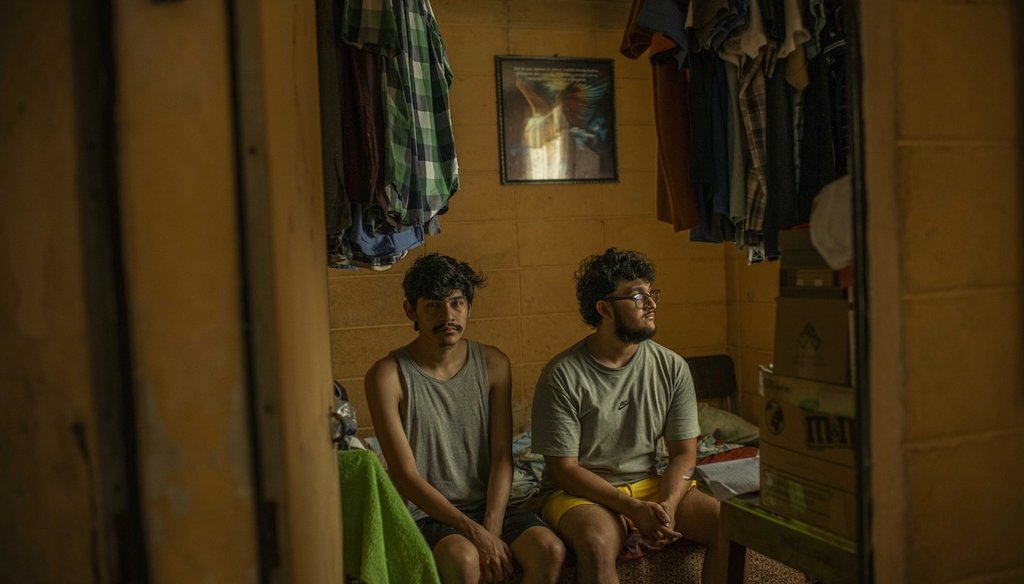 Josué Trejo López, izquierda, y su hermano José en la casa de un amigo en El Salvador. (Foto por Daniele Volpe)