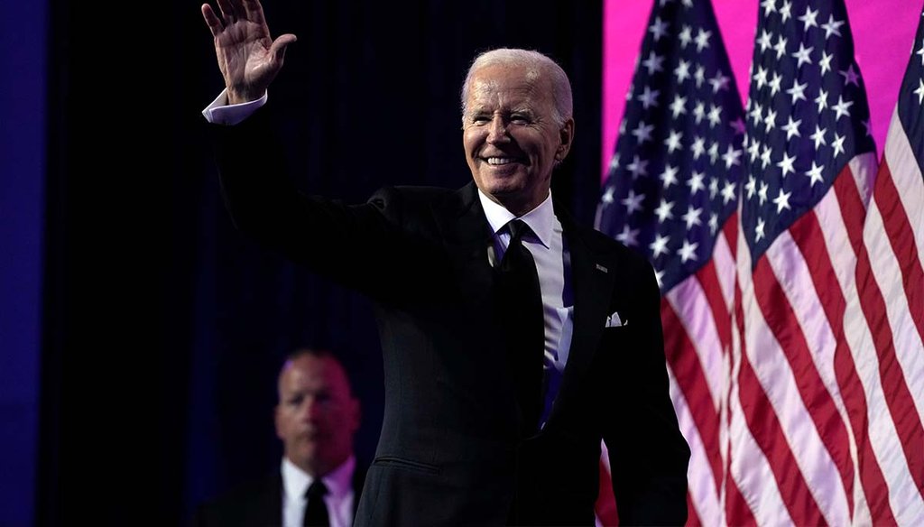 El presidente Joe Biden saluda el 21 de septiembre de 2023, tras intervenir en la 46ª gala anual de entrega de premios del Instituto del Caucus Hispano del Congreso, en Washington. (AP)