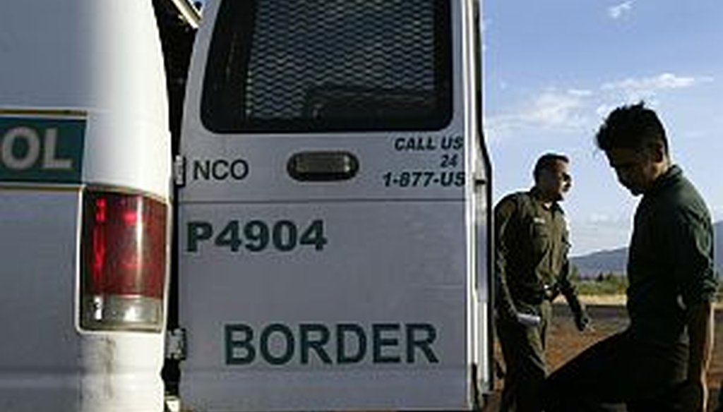 Un hombre, quien dijo ser de Chiapas, México, es detenido por la patrulla fronteriza en San Diego después de romper cerca fronteriza separando San Diego de Tijuana, México, el 26 de septiembre del 2017. (GREGORY BULL | Associated Press)