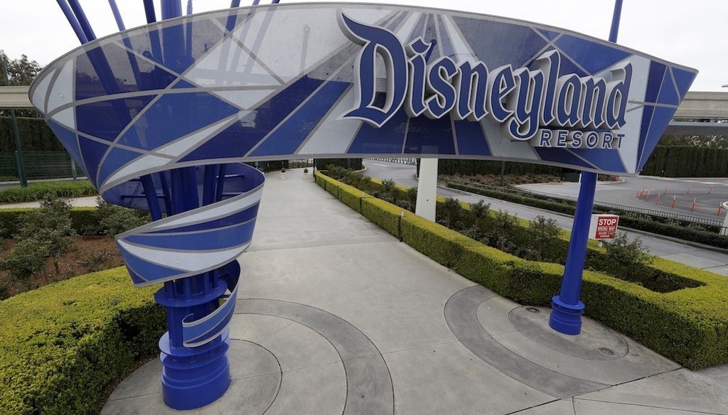 La entrada del Disneyland Resort en el 2020. (AP)
