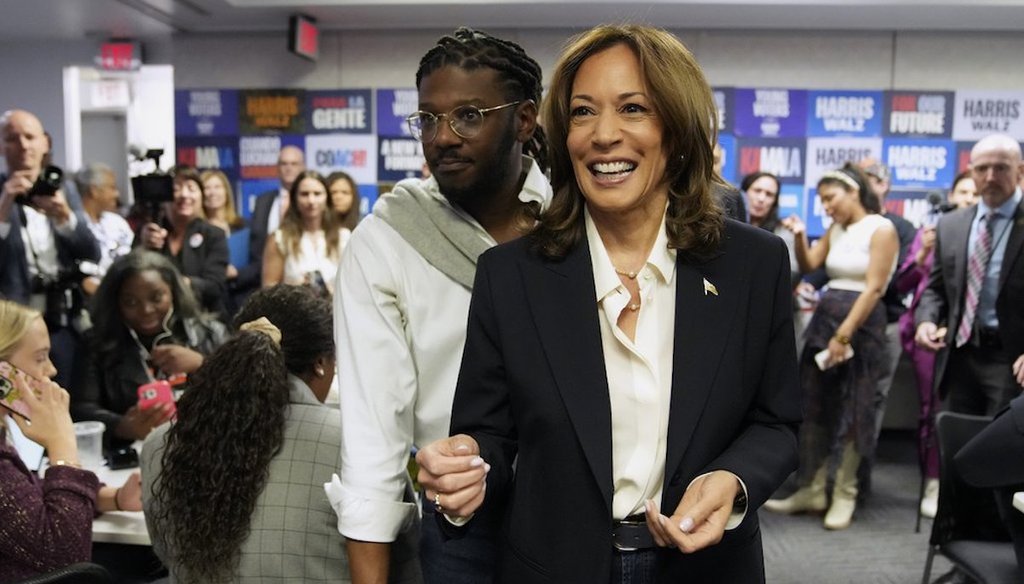 La vicepresidenta Kamala Harris, a la derecha, saluda a los voluntarios mientras se prepara para realizar una campaña telefónica en la sede del Comité Nacional Demócrata el día de las elecciones, el 5 de noviembre, en Washington. (AP)