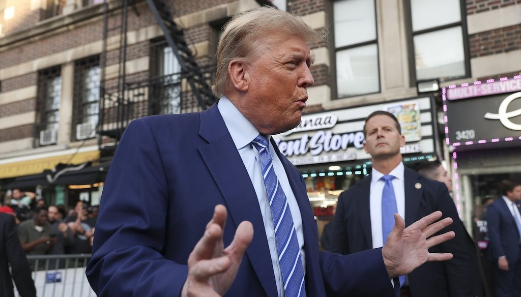 El expresidente Donald Trump habla con periodistas el 16 de abril de 2024, mientras visita una bodega de Nueva York cuyo propietario fue atacado el año pasado. (AP)