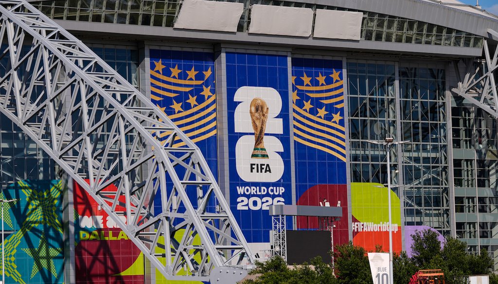 El estadio AT&T, donde está previsto que se jueguen los próximos partidos de la Copa Mundial de Fútbol, ​​aparece cubierto con tres lonas grises el 1 de junio de 2026 en Arlington, Texas. (AP)