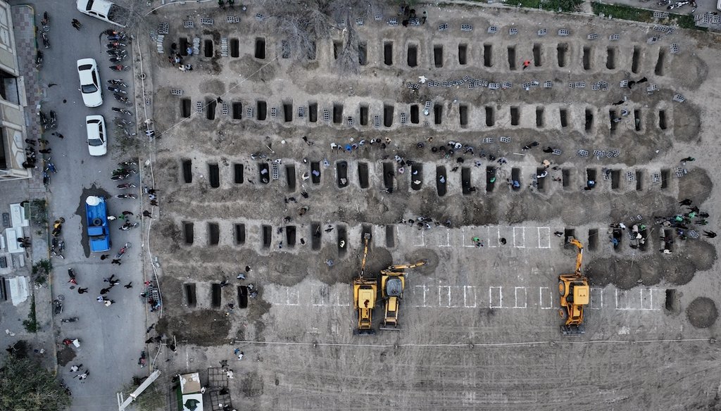 Imagen publicada por el gobierno iraní y distribuida por AP, muestra cómo se preparan las tumbas para las víctimas, de lo que los funcionarios iraníes dijeron fue un ataque de Israel y EE.UU en una escuela en Minab, Irán el 2 de marzo. (AP)