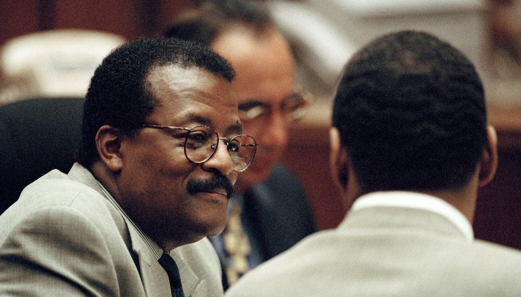 Defense attorney Johnnie Cochran Jr., left, confers with double murder defendant O.J. Simpson July 7, 1995, during a hearing in Los Angeles. (AP)