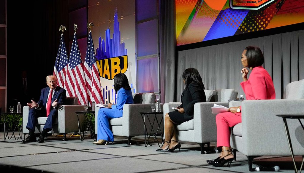 El expresidente Donald Trump, moderado por, de izquierda a derecha, Rachel Scott de ABC, Nadia Goba de Semafor y Harris Faulkner de Fox News, el 31 de julio de 2024, en la Convención de la Asociación Nacional de Periodistas Negros en Chicago. (AP)