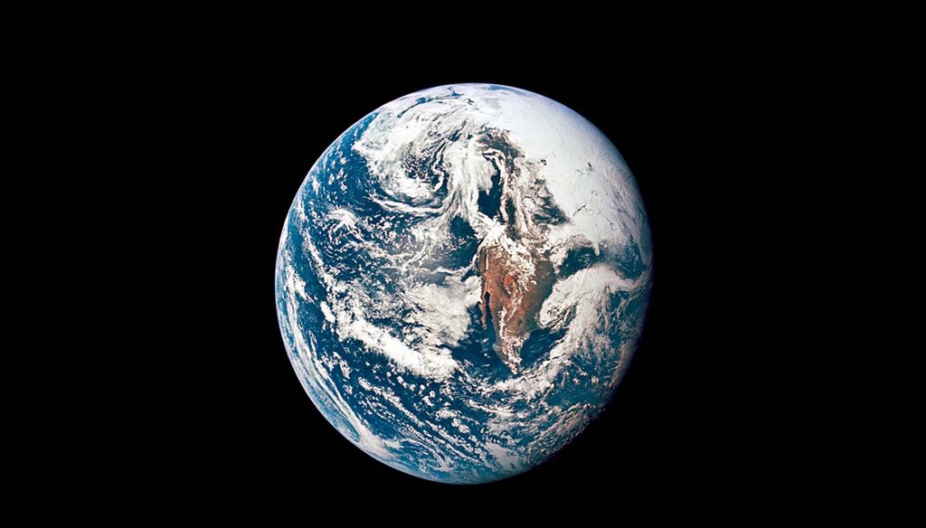 Esta imagen de la NASA del 18 de mayo de 1969 muestra la Tierra a 36,000 millas náuticas de distancia, fotografiada desde la nave espacial Apolo 10. (AP)