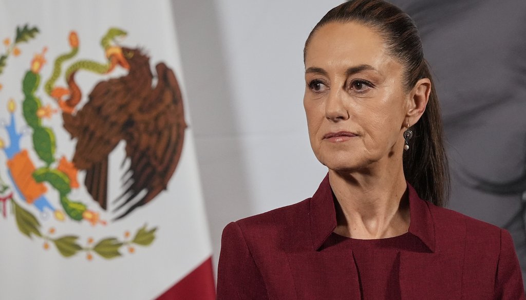 La presidenta mexicana, Claudia Sheinbaum, asiste a su conferencia de prensa matutina en el Palacio Nacional en la Ciudad de México, el 2 de abril de 2025. (AP)