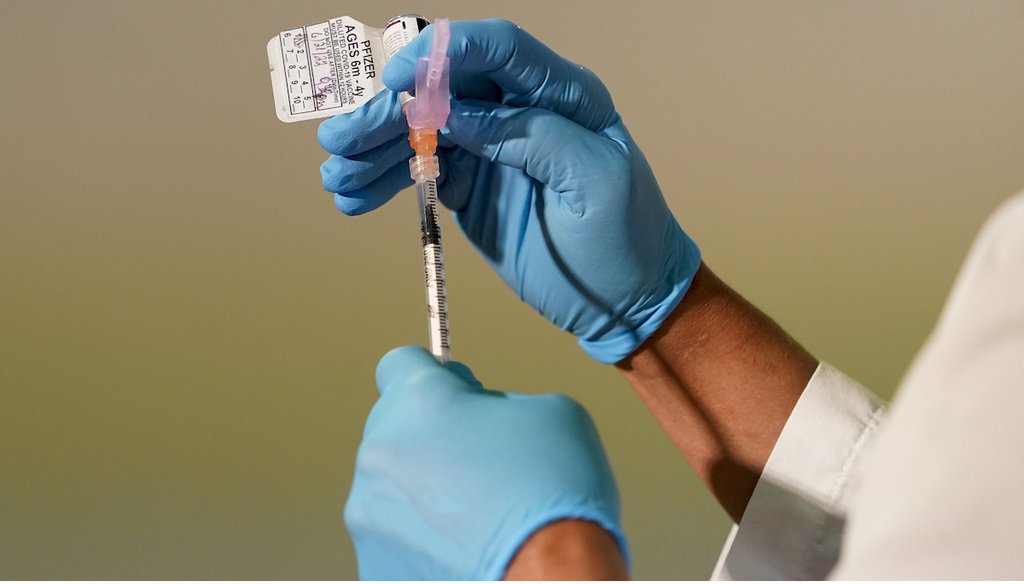 Una enfermera prepara una dosis de la vacuna contra el COVID-19 de Pfizer para niños de 6 meses a 4 años el 21 de junio de 2022. (AP)