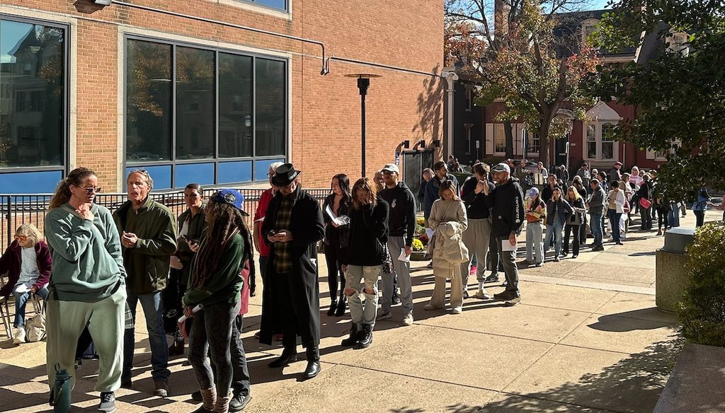 La gente hace fila afuera del edificio del gobierno del condado de Bucks para solicitar una boleta de votación por correo a pedido el último día para solicitarla en Doylestown, Pensilvania, el 29 de octubre de 2024. (AP)