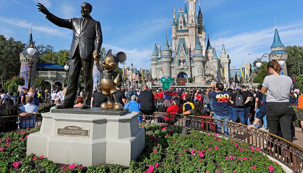 Foto de una estatua de Walt Disney y Mickey Mouse en frente del castillo de Cenicienta en el Magic Kingdom de Walt Disney World en Lake Buena Vista, Florida, el 9 de enero de 2019. (AP)