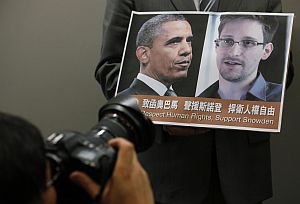 A protestor holds a sign supporting Edward Snowden at a June news conference in Hong Kong. (AP Photo)