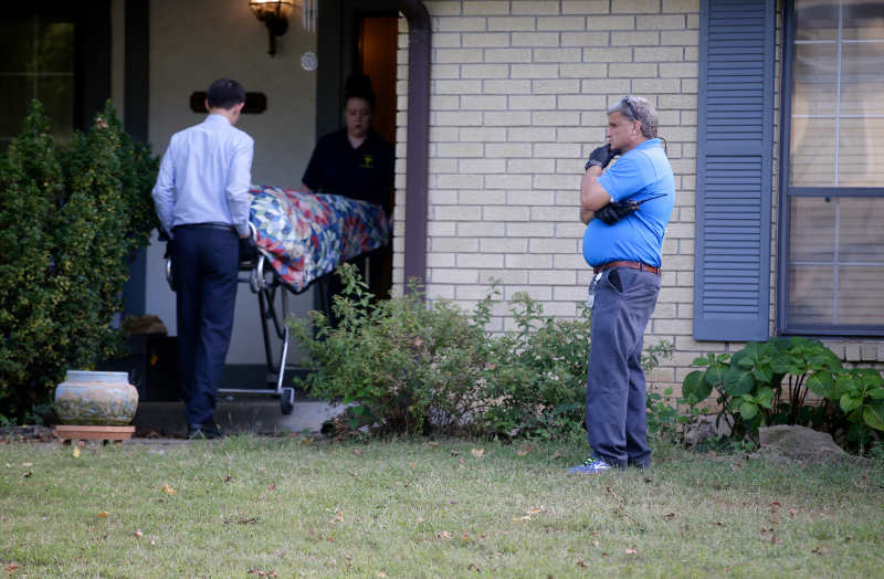 Tulsa Police Sgt. David Walker, right, on the scene of a South Tulsa homicide where a father was reportedly shot in front if his children Oct. 1, 2017. (Mike Simons/Tulsa World)