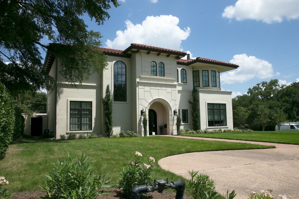 This June 13, 2017, photo shows Gov. Greg Abbott's former house in a neighborhood near Austin's 29th Street west of Lamar Boulevard. Did city regulations keep Abbott from removing a tree? (DEBORAH CANNON, Austin American-Statesman)
