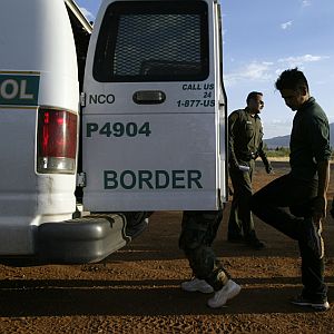 Un hombre, quien dijo ser de Chiapas, México, es detenido por la patrulla fronteriza en San Diego después de romper cerca fronteriza separando San Diego de Tijuana, México, el 26 de septiembre del 2017. (GREGORY BULL | Associated Press)