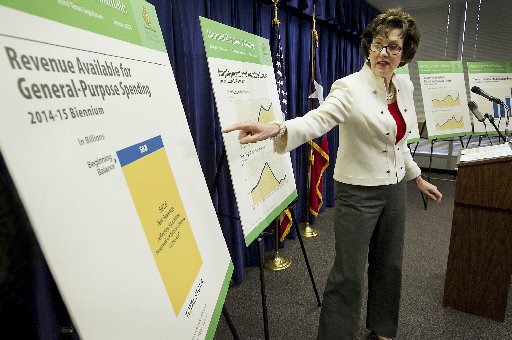 State Comptroller Susan Combs unveils her revenue forecast for 2014-15 on Jan. 7, 2013 (Austin American-Statesman, Ralph Barrera).